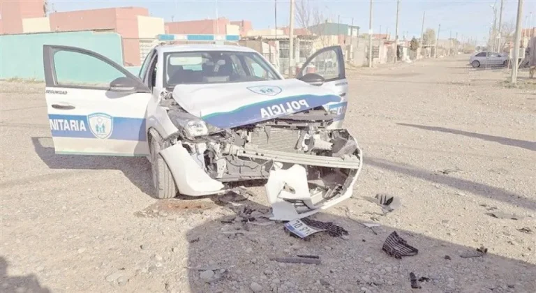 Patrullero roto en fuerte choque en esquina periférica de Trelew