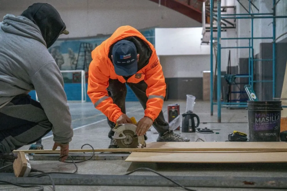 Obras Públicas de Rawson ejecuta mejoras estructurales en el Gimnasio “Héroes de Malvinas” de Playa Unión