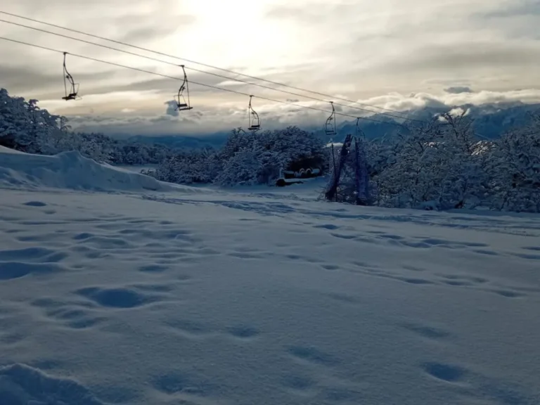 El cerro Perito Moreno ya recibe nieve y se prepara para el invierno