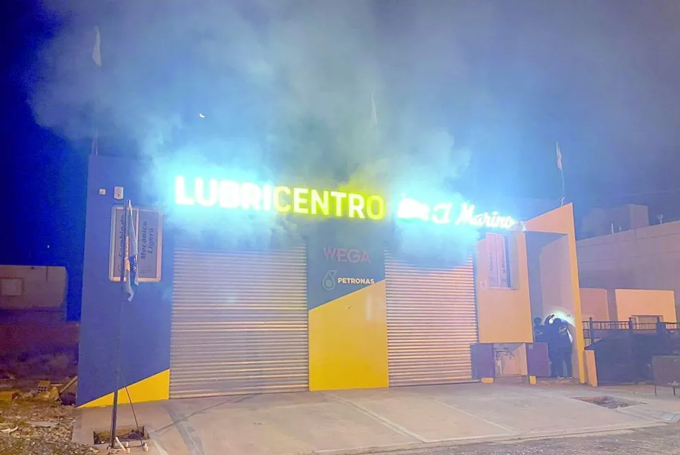 Tres dotaciones de bomberos sofocaron un incendio en un lubricentro de Playa Unión
