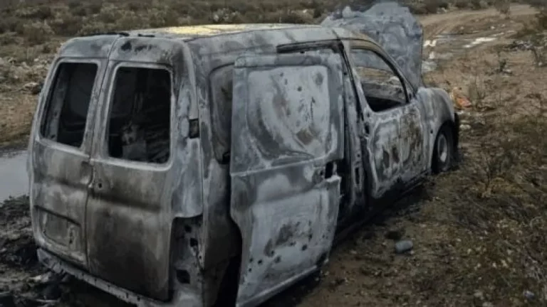 Robaron una camioneta de logística y la incendiaron con la carga adentro