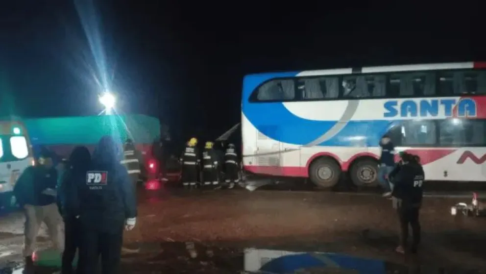 Accidente fatal en Santa Fe: Tres fallecidos y 17 heridos tras choque de camión y micro