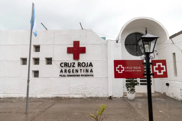 La Cruz Roja colecta alimentos para cocinar viandas para personas en situación de calle