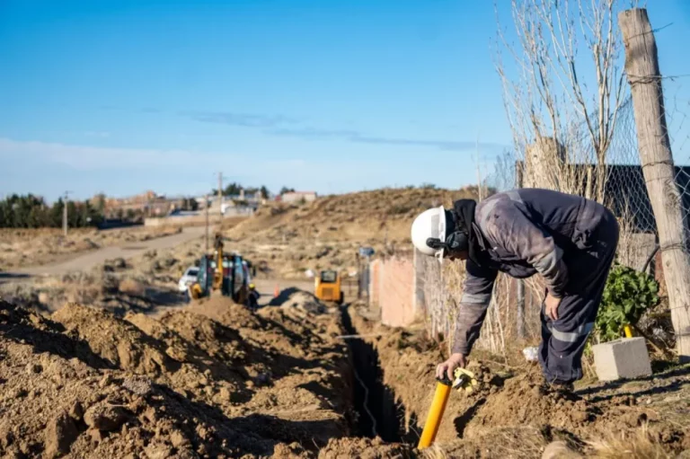 Con el tendido de cañerías avanza la obra de gas para el barrio Gasoducto