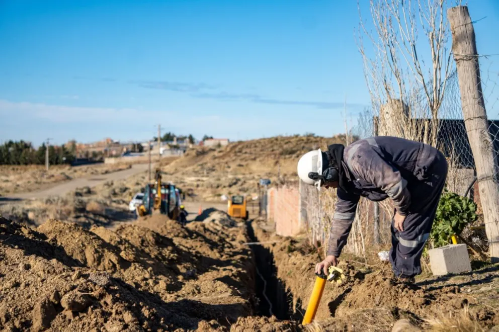 Con el tendido de cañerías avanza la obra de gas para el barrio Gasoducto