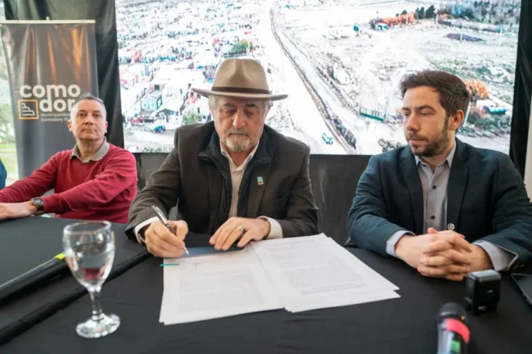 Othar rubricó un convenio con la SCPL para construir el colector cloacal de la calle Concejal Ávila