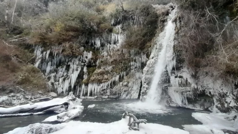 Frío extremo en El Hoyo: precauciones clave para circular y protegerse del clima