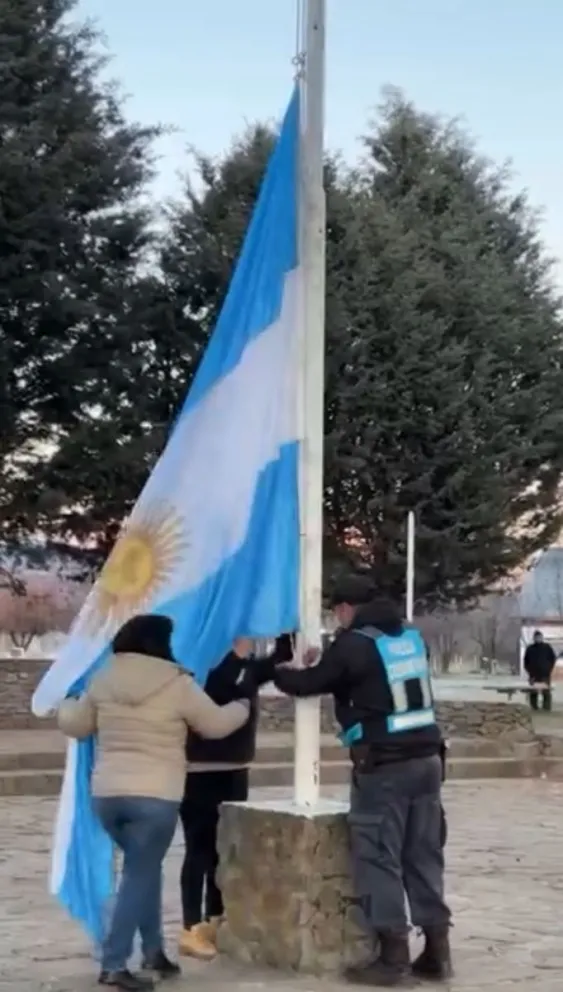 Cholila celebró el 9 de Julio con un emotivo acto en la Plaza Vicente Calderón