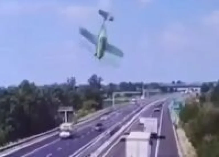 Impresionante accidente aéreo en autopista italiana deja dos muertos y dos heridos