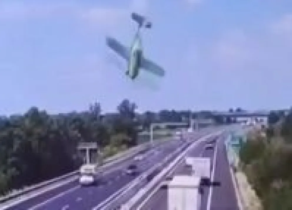 Impresionante accidente aéreo en autopista italiana deja dos muertos y dos heridos