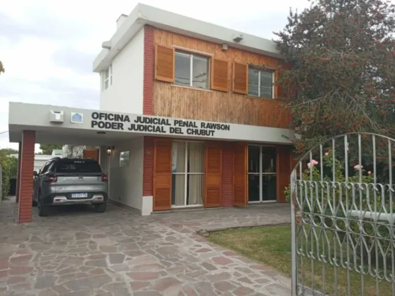 Una mujer deberá devolver $5,5 millones tras estafar a un jubilado en Rawson