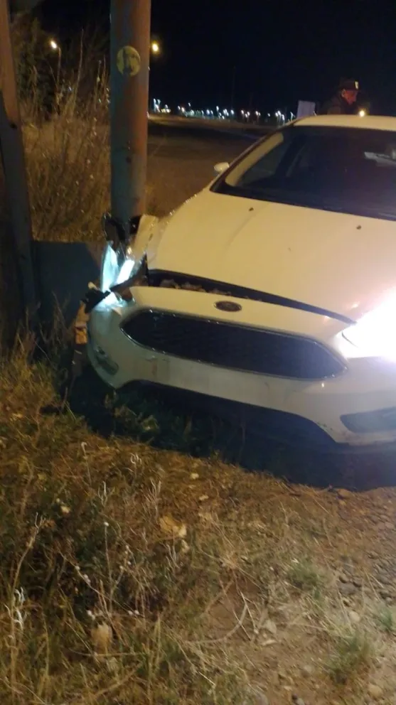 Chocó borracho contra un poste y no tenía registro ni seguro