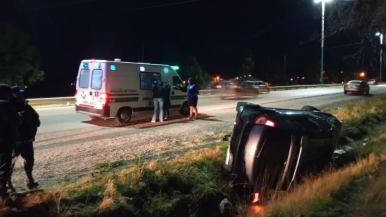 Volcó, tenía heridas de bala y le hallaron un arma dentro del auto