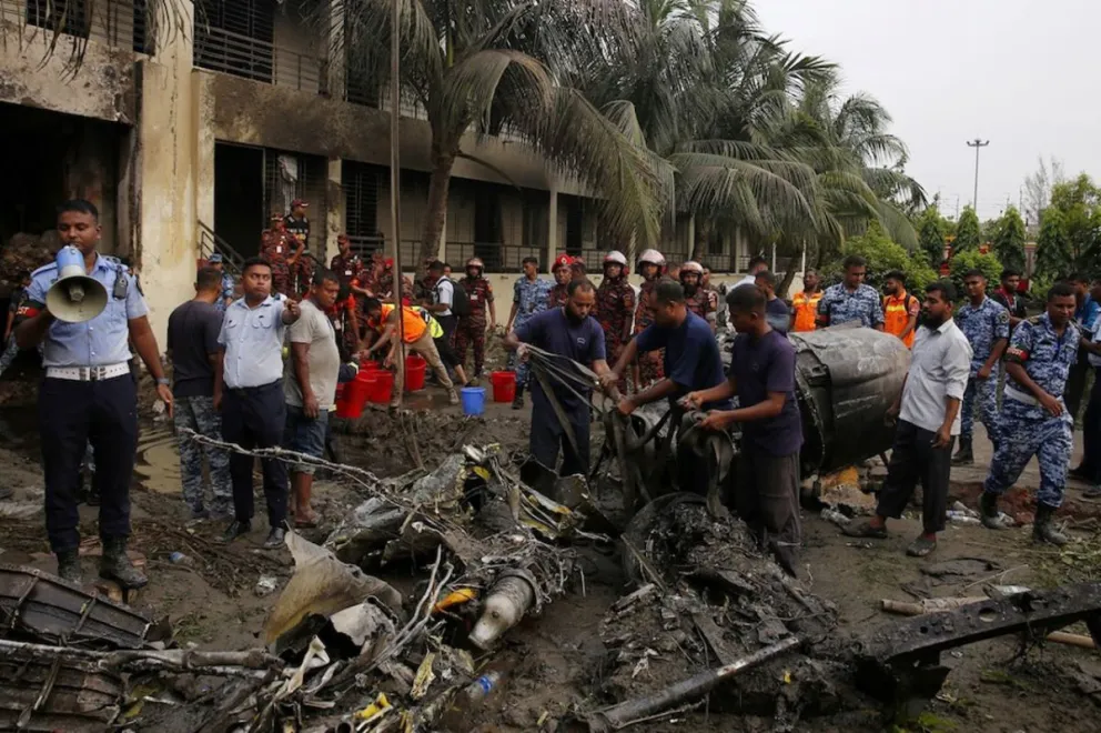 Bangladesh: al menos 31 muertos, tras choque de avión militar contra una escuela