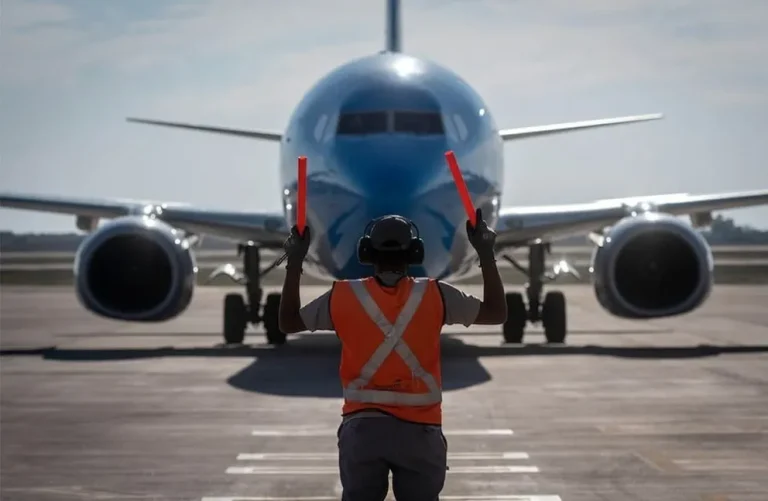 Controladores aéreos anuncian paro escalonado y anticipan demoras en vacaciones de invierno