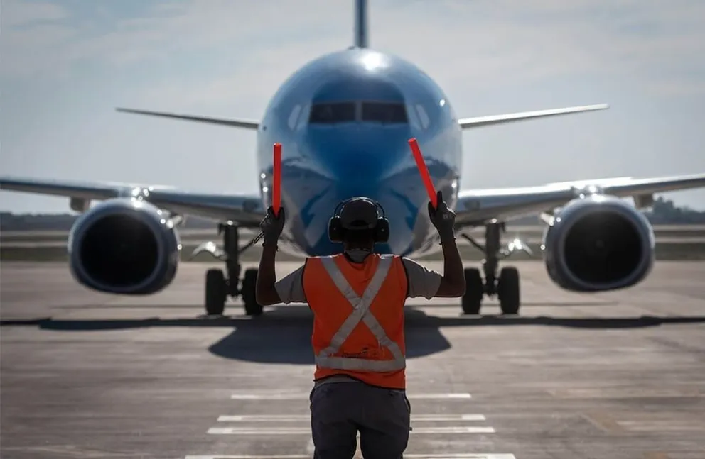 Controladores aéreos anuncian paro escalonado y anticipan demoras en vacaciones de invierno