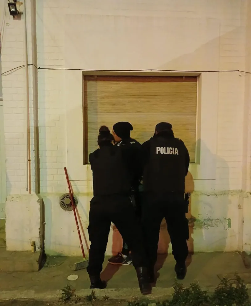 Intentó entrar por la fuerza a la casa de su ex: tenía un cuchillo