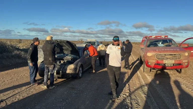 Rescataron a una familia con un bebé que caminaba por la Ruta 5 tras quedar varada