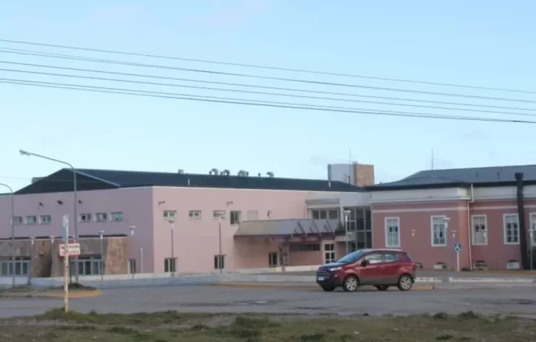 Jugaba con un arma borracho, se disparó y quedó internado