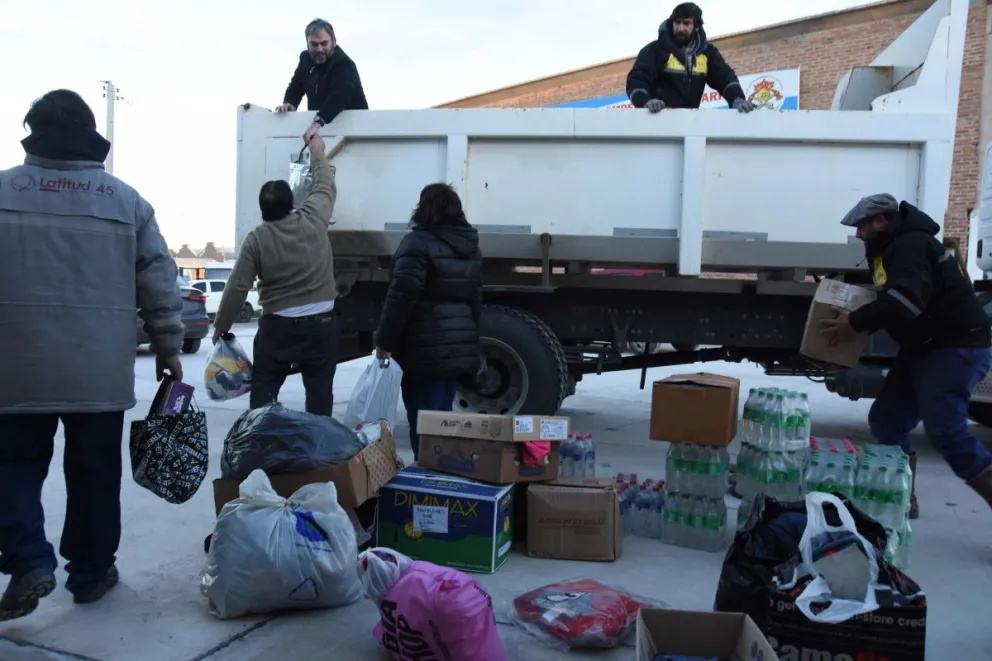 Llenaron dos camiones con donaciones para Gualjaina y parajes rurales