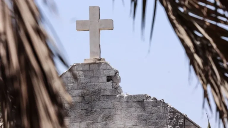 El papa León XIV pidió a Netanyahu un alto al fuego tras el ataque a una iglesia en Gaza