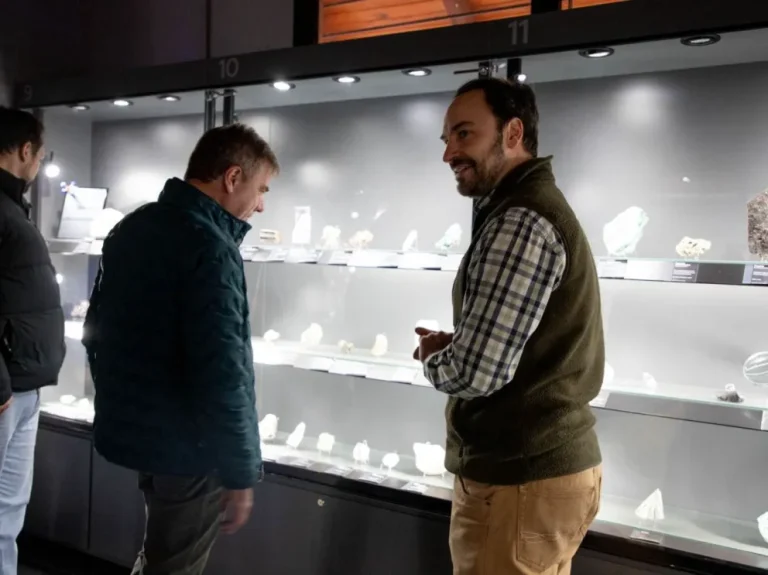 El intendente de El Bolsón, Bruno Pogliano, visitó el Geomuseo de Piedras Patagónicas de la localidad cordillerana