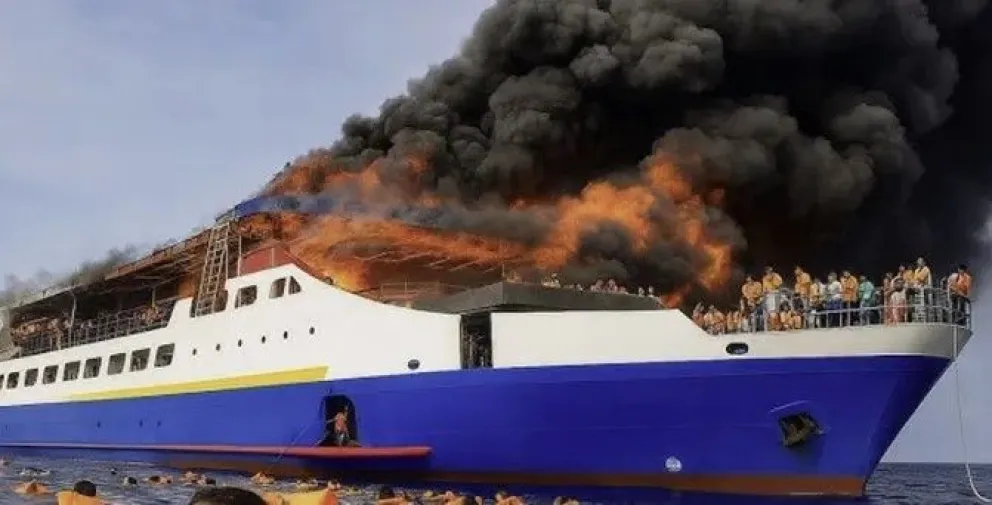 Ferry en Indonesia se incendia con casi 300 personas a bordo, dejando al menos cinco muertos