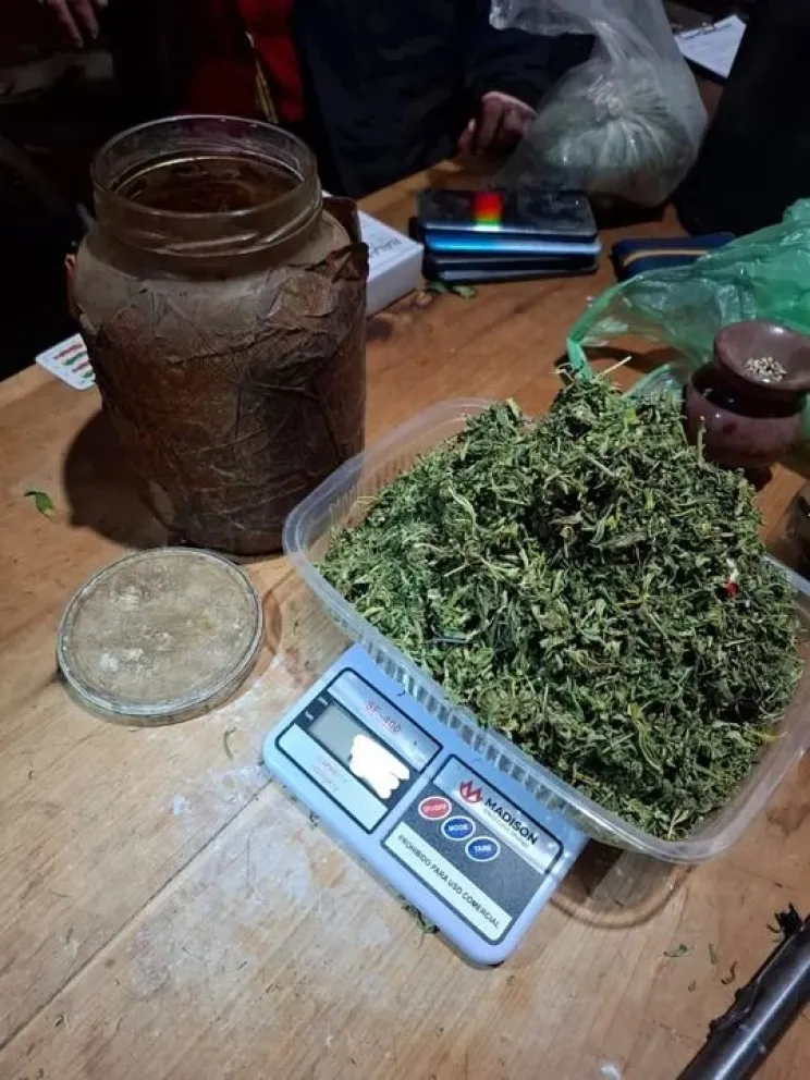 Golpe al narcomenudeo: tres operativos, dos demorados y marihuana fraccionada para la venta