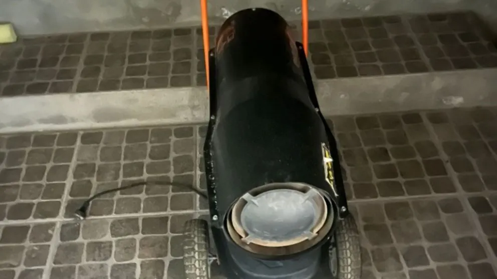 Sorprendió a una joven robando en su quincho y llamó a la Policía