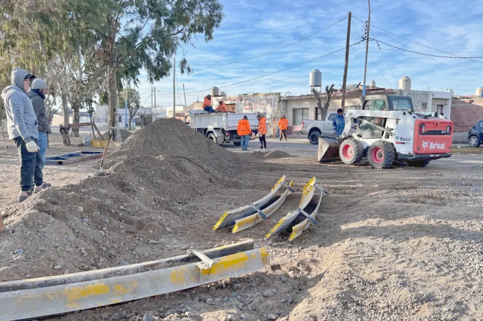 Obras Públicas de Rawson lleva adelante la primera etapa de cordones cuneta en el barrio Luis Vernet