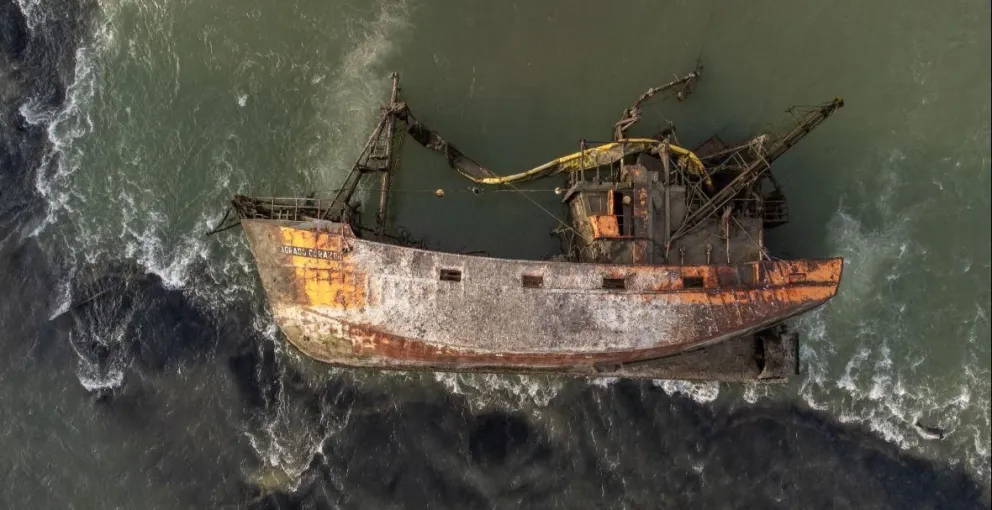 Reflotan un buque abandonado hace nueve años en el Río Chubut