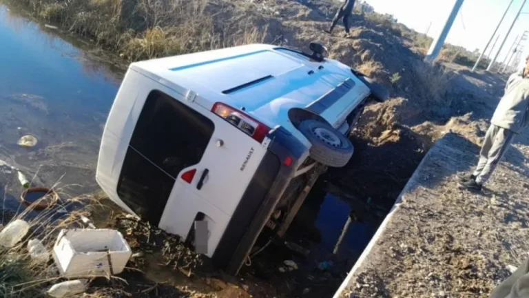 Dos autos cayeron a un canal y los conductores iban alcoholizados