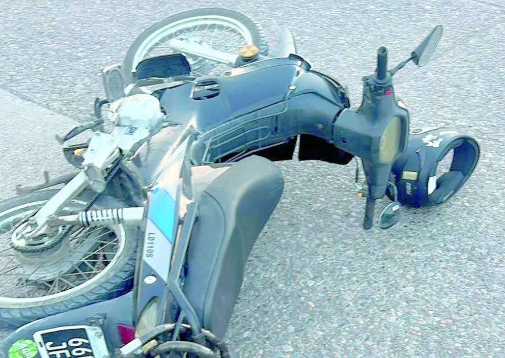 Motociclista lesionado al hospital tras violento choque con auto
