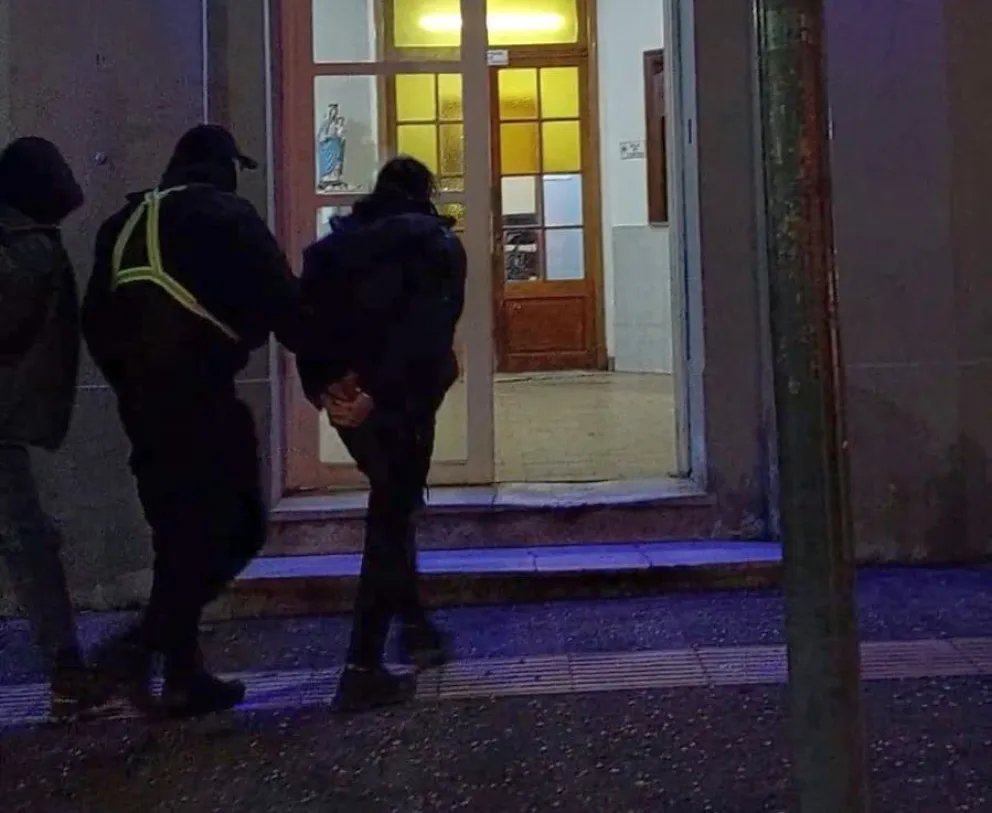 Dos detenidos por intento de robo a un vehículo en plena Avenida Rivadavia