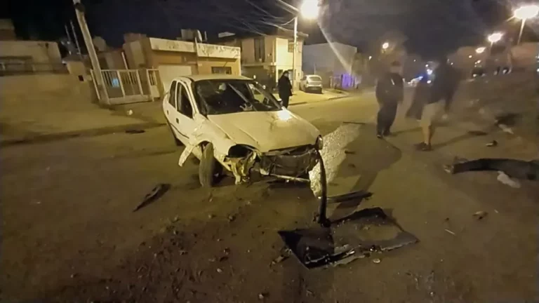 Perdió el control del auto y terminó chocando contra un montículo de tierra y un poste