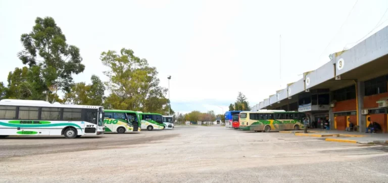 La obra en la terminal de ómnibus de Trelew está frenada por la ocupación ilegal de comercios