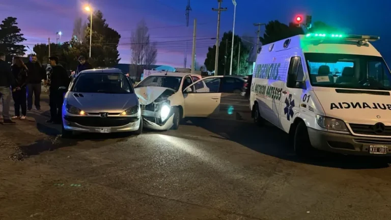 Dos autos colisionaron y los conductores fueron hospitalizados