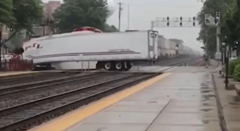 Colisión entre camión y tren de carga en cruce ferroviario en Chicago