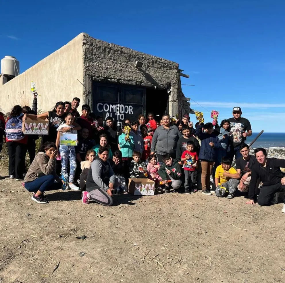 Laura cocina para más de 100 vecinos y organiza el Día del Niño