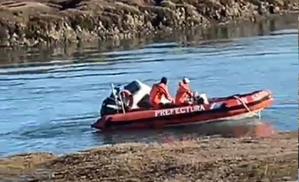 Tragedia en San Julián: un prefecto murió al hundirse una camioneta en el mar