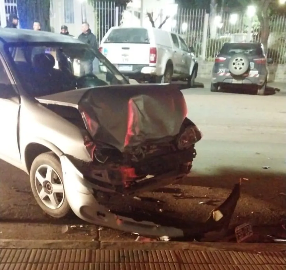 Conducía alcoholizado y chocó contra un auto estacionado