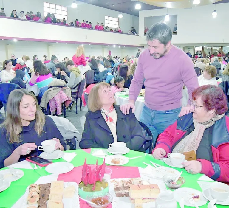 Merino participó del té galés organizado por la escuela Ysgol Yr Hendre