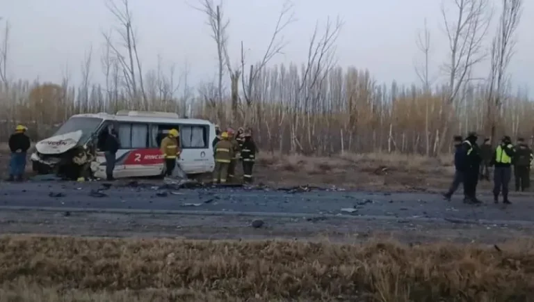 Fatal accidente de una combi petrolera de Pecom cerca de El Chañar: dos muertos y siete heridos