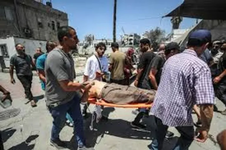 Más de 80 palestinos murieron mientras esperaban ayuda humanitaria en Gaza