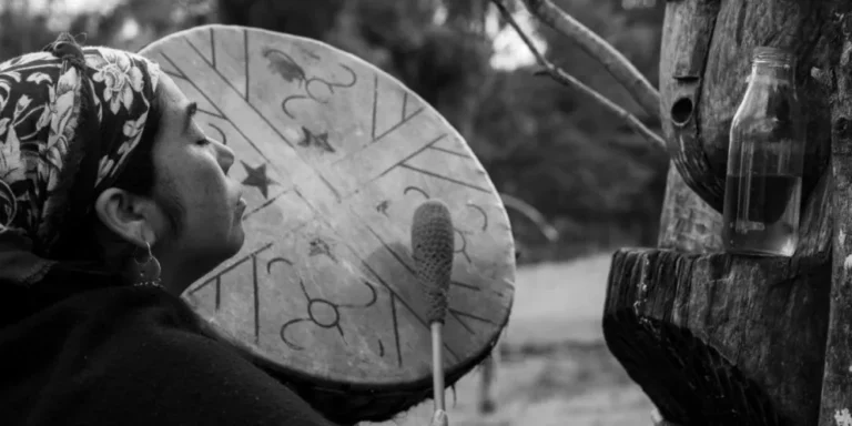 La exposición fotográfica “Mapuche, el retorno de las voces antiguas” estará en la Feria del Libro