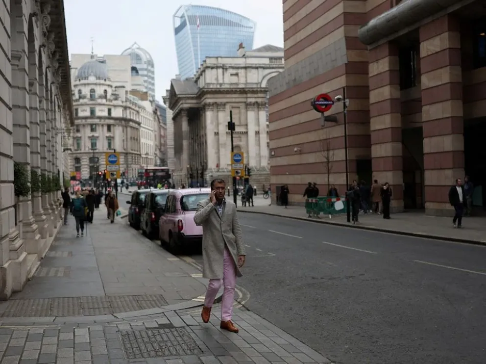 La economía británica vuelve a caer y crece la presión sobre Reeves