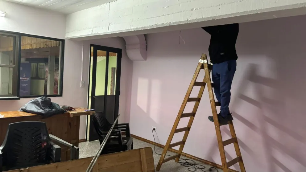 Continúan las tareas de mantenimiento y mejoras en el Gimnasio Municipal de Gaiman