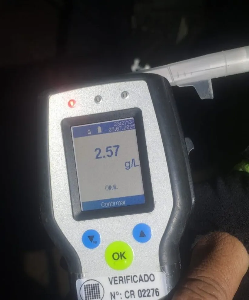 Manejaba, borracho, sin papeles y chocó contra un montículo de tierra