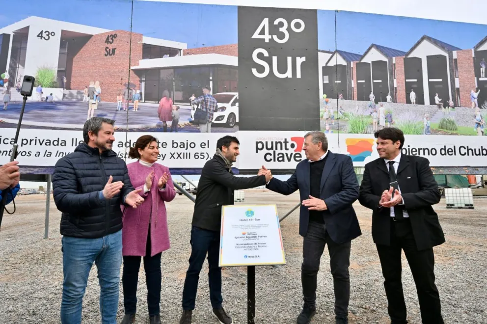 Torres descubrió la piedra fundacional del primer hotel cuatro estrellas que se construirá en Trelew