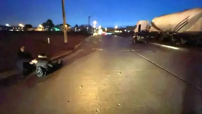 Mujer fue atropellada cuando cruzaba una calle y el conductor del auto dijo que no la vio por la neblina que había 